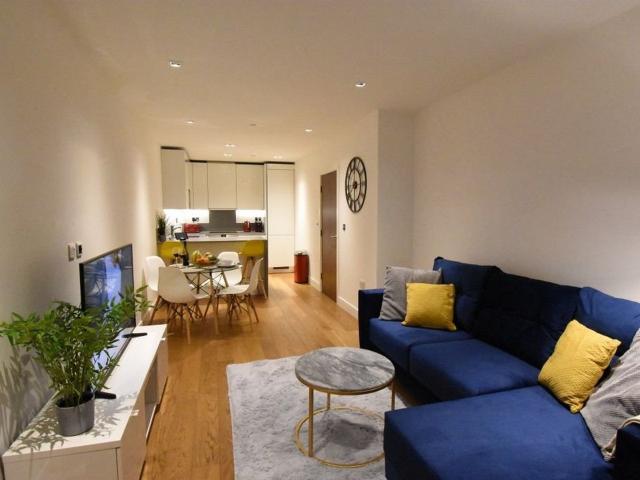 Flat for rent in London Borough of Ealing, Greater London