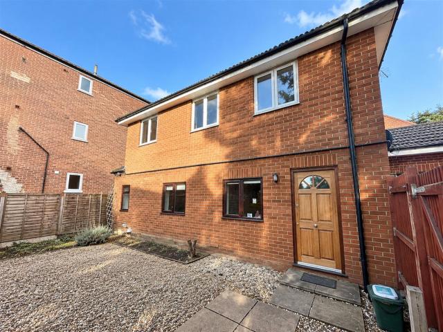 Flat for rent in Elmbridge, Surrey