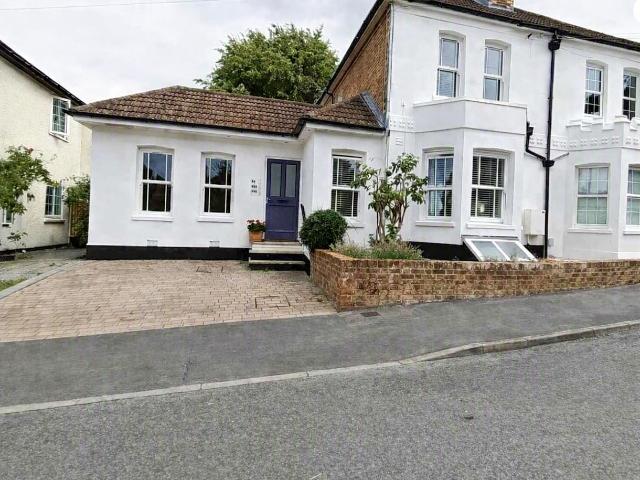 Flat for rent in Westborough, Surrey