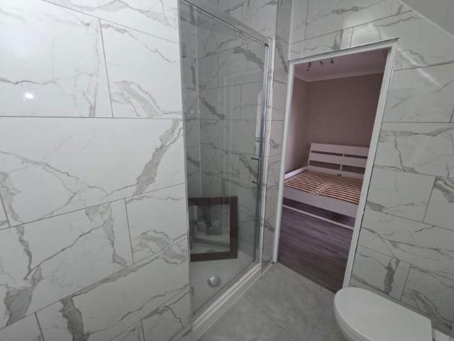 Flat for rent in Oakleigh Park, Greater London