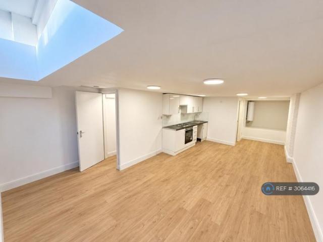 Flat for rent in London Borough of Waltham Forest, Greater London