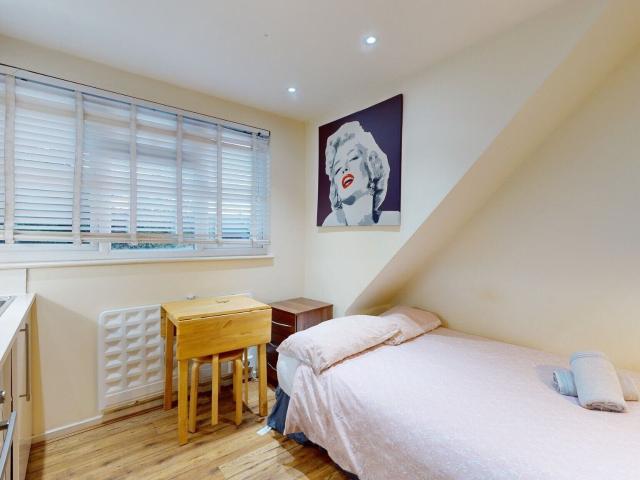 Flat for rent in Cricklewood, Cricklewood
