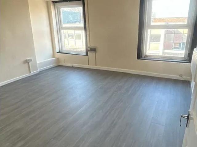 Flat for rent in Dixons Green, West Midlands