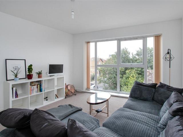Flat for rent in London Borough of Merton, Collier's Wood