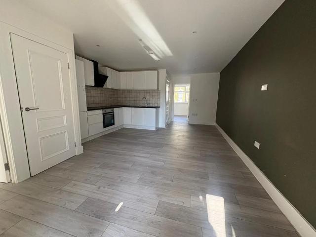 Flat for rent in Hampton Hill, Greater London