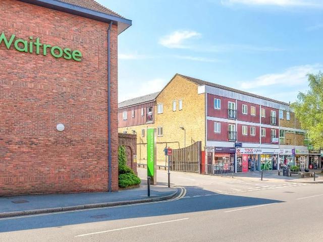Flat for rent in Red Hill, Surrey