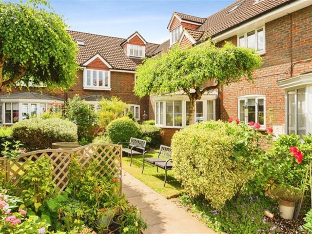 Flat for rent in Red Hill, Surrey