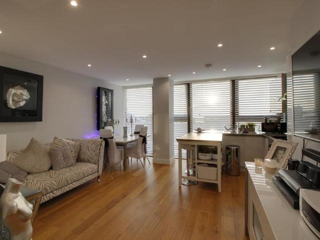 Flat for rent in Southend City Centre Neighbourhood, Alton Barnes
