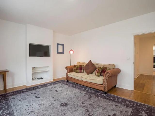 Flat for rent in Sunninghill and Ascot, Sunninghill