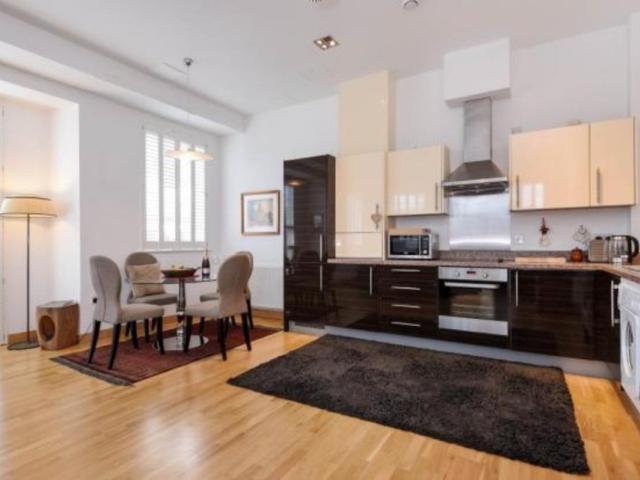 Flat for rent in Heol-las, Surrey