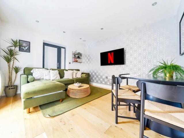 Flat for rent in Heol-las, Surrey
