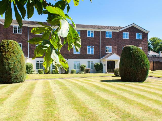 Flat for rent in Weybridge, Elmbridge