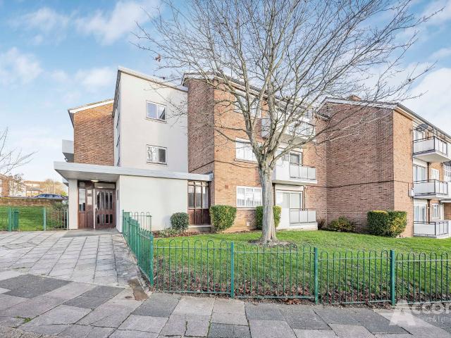 Flat for rent in Collier Row, Greater London