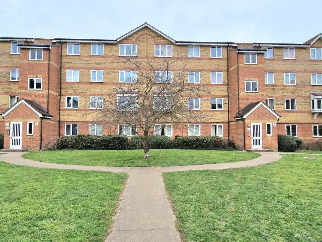 Flat for rent in Holywell Estate, North Watford