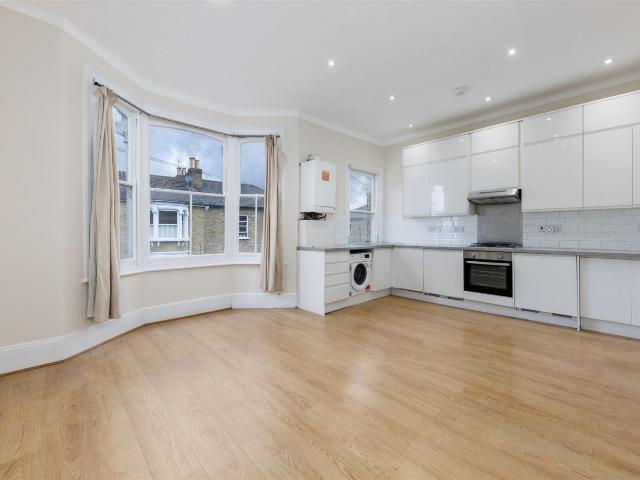Flat for rent in Bellenden, Greater London