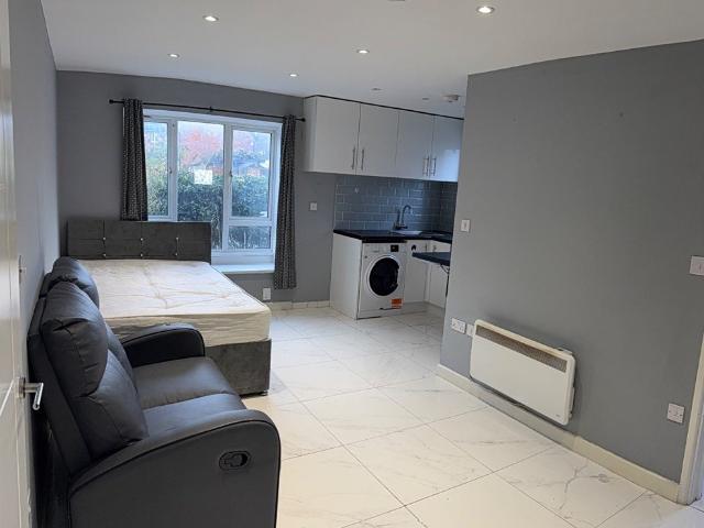 Flat for rent in London Borough of Hillingdon, Greater London
