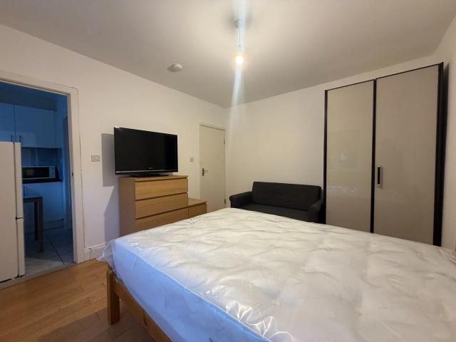 Flat for rent in London Borough of Barnet, Greater London