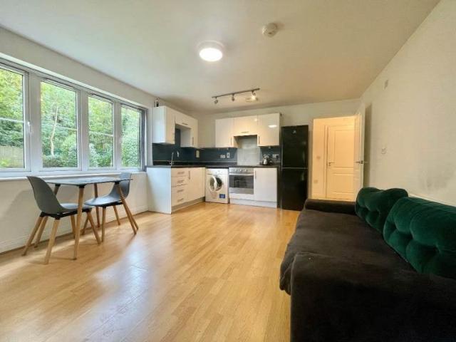 Flat for rent in Kingswood, Watford