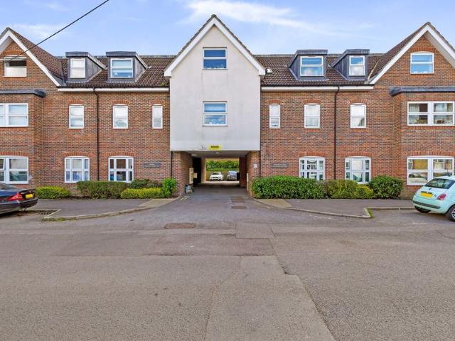 Flat for rent in Red Hill, Surrey