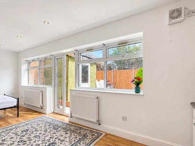 Flat for rent in London Borough of Ealing, Greater London