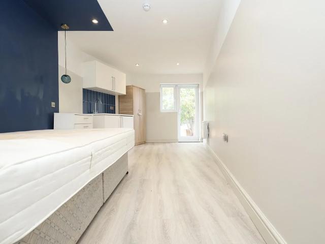 Flat for rent in London Borough of Ealing, Greater London