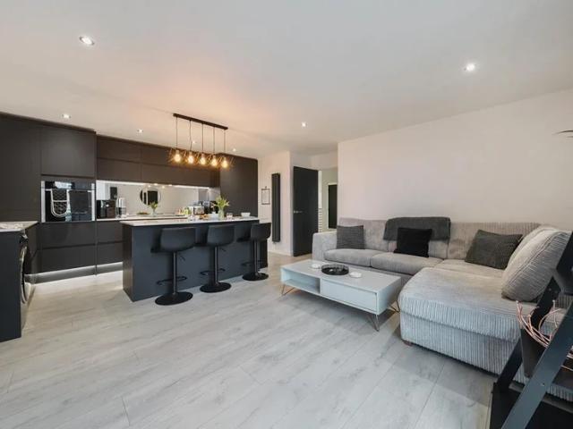 Flat for rent in Blackhills, Surrey