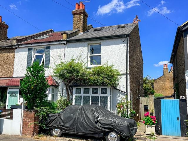 Apartment for rent in Blackhills, Surrey