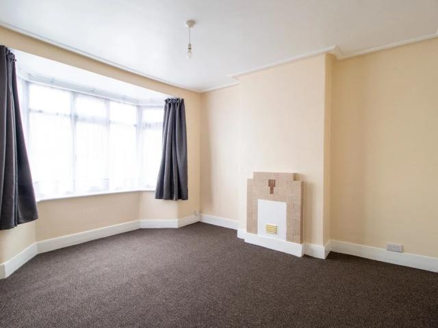 Flat for rent in Loxford, Greater London
