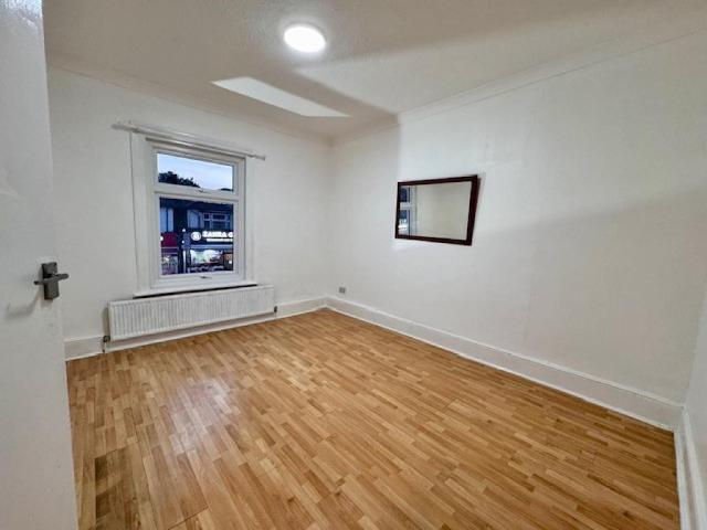 Flat for rent in Loxford, Greater London