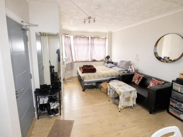 Flat for rent in Beavers, Greater London
