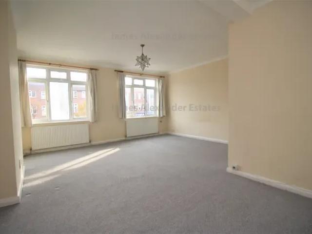Flat for rent in Northwood, Greater London
