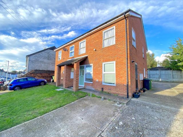 Flat for rent in Ringlestone, Midway