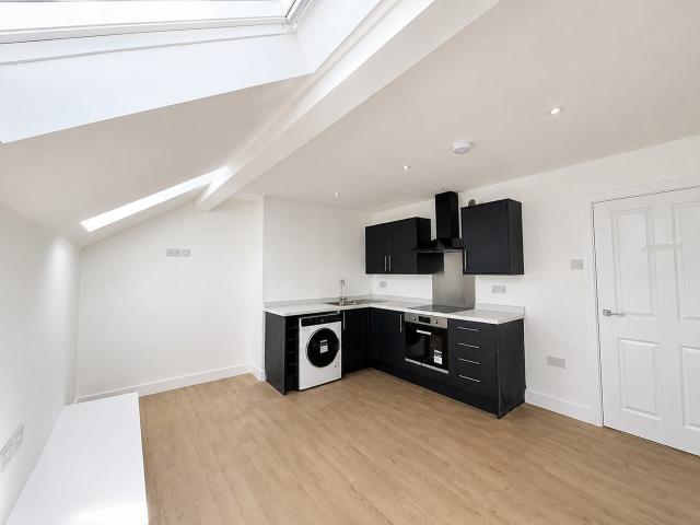 Flat for rent in Elm Park, Calderstones