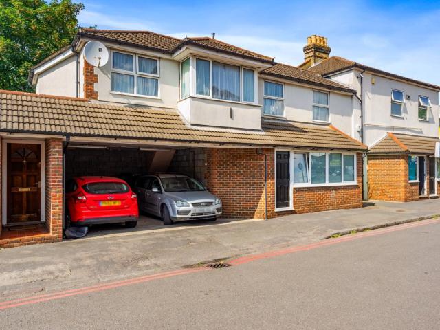 Flat for rent in Morden, Morden