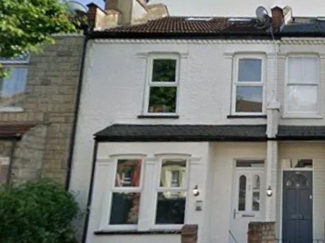 Flat for rent in Summerstown, Greater London