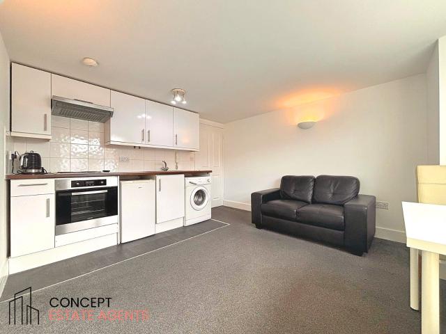 Flat for rent in Summerstown, Greater London