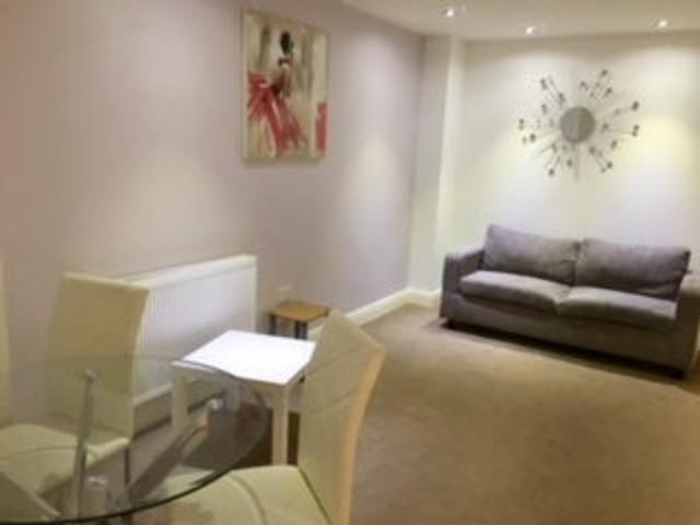 Flat for rent in Elm Park, Calderstones