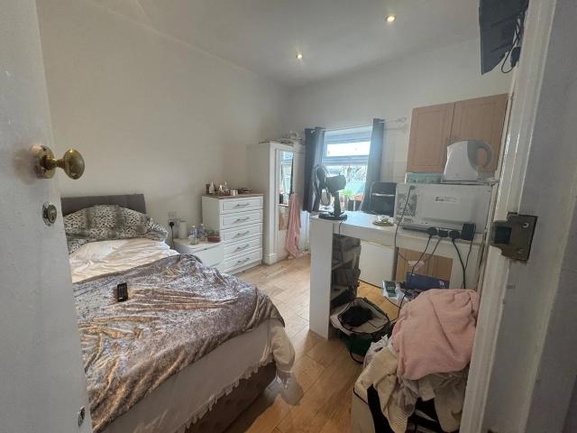 Flat for rent in London Borough of Hounslow, Strand