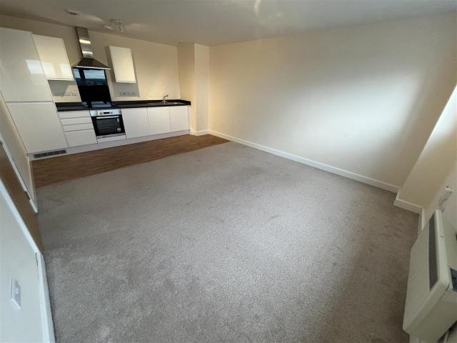 Flat for rent in Dixons Green, West Midlands