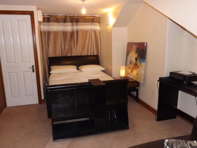 Flat for rent in Deeplish, Burnedge