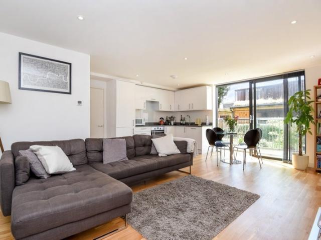 Flat for rent in Clapham Park, Greater London