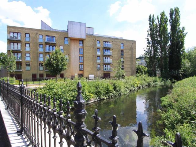 Flat for rent in Denham, Denham