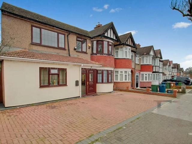 Flat for rent in Lane, Greater London