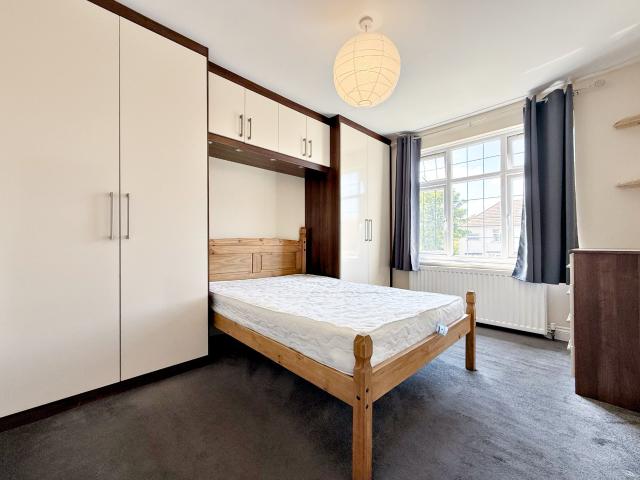 Flat for rent in Lampton, Greater London