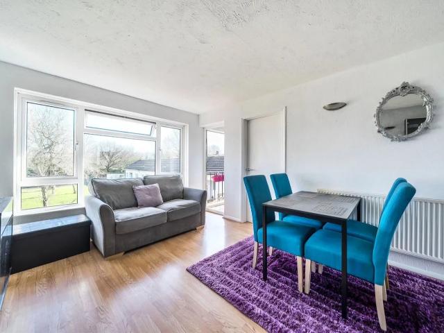 Flat for rent in Aperfield, Greater London