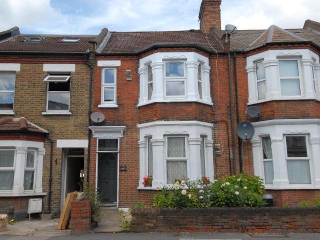 Flat for rent in London Borough of Merton, Raynes Park