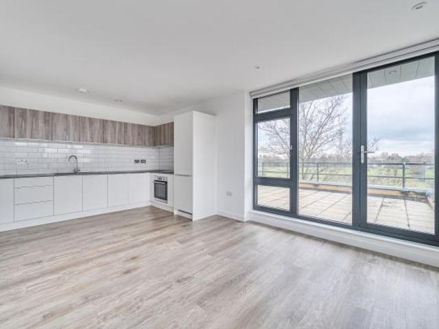 Flat for rent in Staines, Surrey