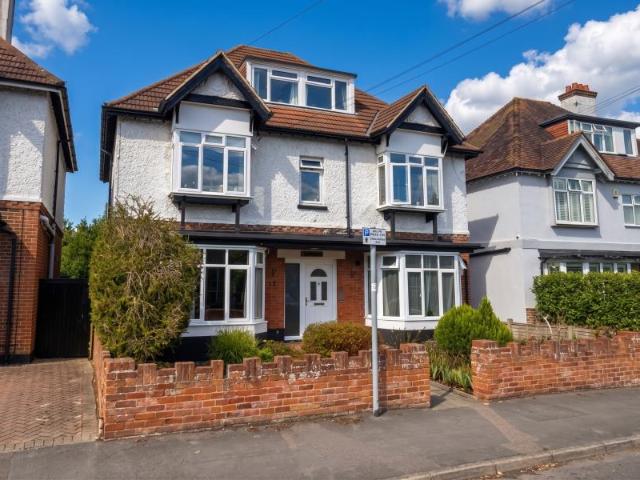 Flat for rent in Horsell, Woking