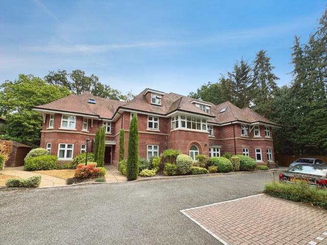 Flat for rent in Old Dean, Heol-las
