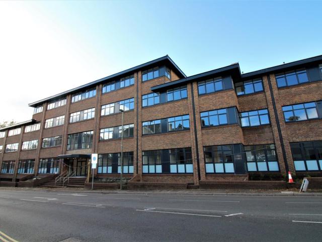 Flat for rent in Heol-las, Surrey